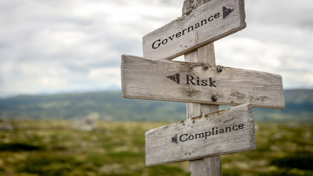 Compliance-Management aber wirksam - Wegweiser mit 3 Schildern : Governance, Risk und Compliance