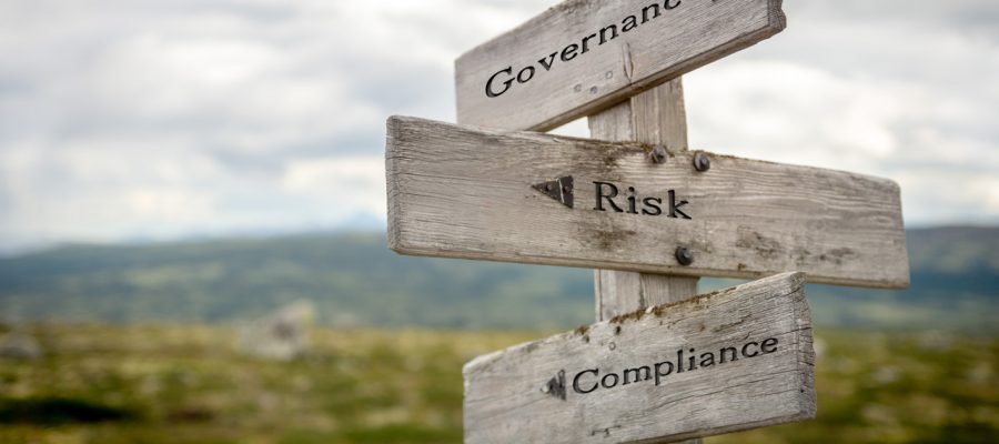 Compliance-Management aber wirksam - Wegweiser mit 3 Schildern : Governance, Risk und Compliance