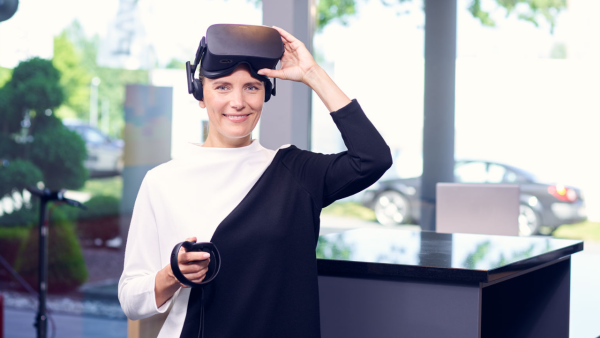 Frau mit VR Brille zum online zusammenarbeiten