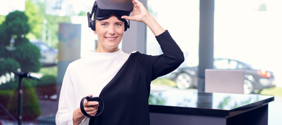 Frau mit VR Brille zum online zusammenarbeiten