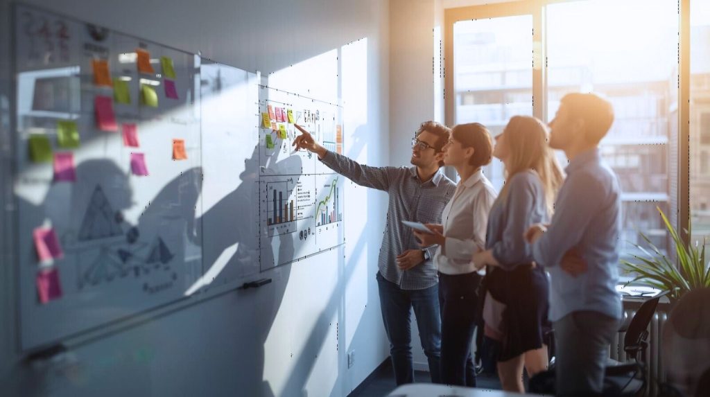 Ein Team meistert gemeinsam Veränderung durch vertrauensvolle Zusammenarbeit