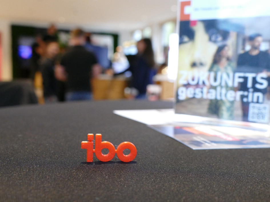 Impression der iboCON 2026 mit ibo-Logo im Vordergrund.